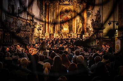 Za poklady Broumovska, Filharmonie Hradec Králové, Kühnův smíšený sbor