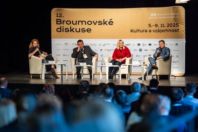 12-broumovske-diskuse-3-panel-foto-martin-maslo-33.jpg
