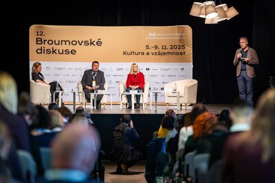 12-broumovske-diskuse-3-panel-foto-martin-maslo-44.jpg