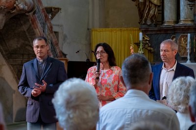 Děkan broumovské farnosti Martin Lanži, ředitelka festivalu Tereza Kramplová a starosta Martínkovic Jaromír Jirka.