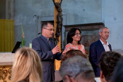 Děkan broumovské farnosti Martin Lanži, ředitelka festivalu Tereza Kramplová a starosta Martínkovic Jaromír Jirka.