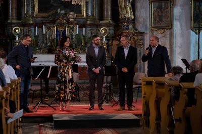 Zleva: Děkan Martin Lanži, ředitelka festivalu Tereza Kramplová, zástupce polské ambasády Paweł Piotrowski, zakladatel APRB Jan Školník a za DSO Broumovsko Karel Rejchrt