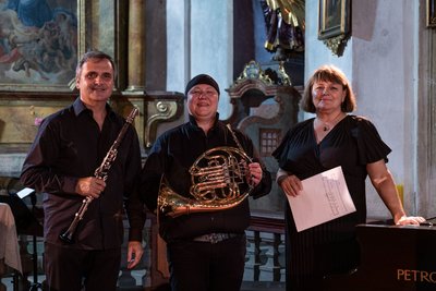 Sólisté: zleva klarinetista Milan Polák, hornistka Zuzana Rzounková a klavíristka Jana Goliášová
