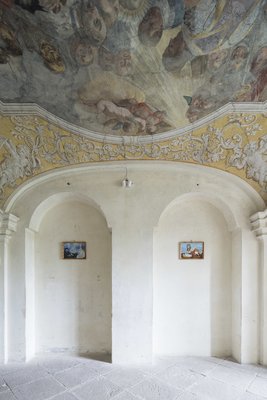 Ora et lege, Slavs and Tatars, pohled do výstavy, Klášter Broumov, 2021