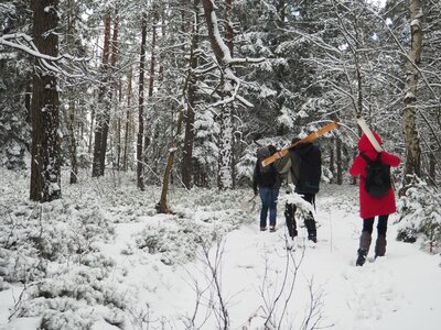 Instalace obrazu do lesa s Lenkou Černotou 