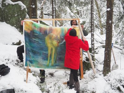 Instalace obrazu do lesa s Lenkou Černotou 