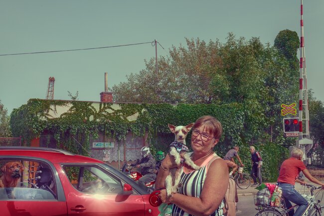 Fotografka Eva Bystrianská zachytila obyvatele Broumova a jejich psí miláčky. Výstava Sčítání psů je k vidění přímo v ulicích města.