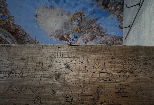 ICH WAR HIER: umělci Epos 257 a Vladimir 518 odhalují v novém výstavním projektu Dětské galerie Lapidárium tajemství broumovských kostelů