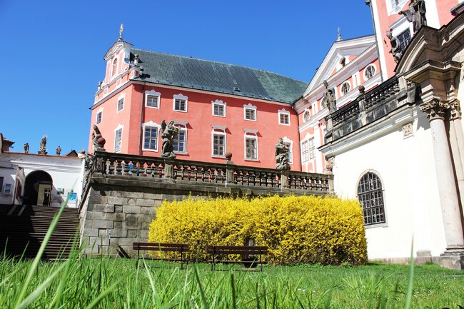 TZ - Do broumovského kláštera dorazili dubnoví rezidenti, český muzikant David Pomahač a norská skladatelka Ane Bjerkan