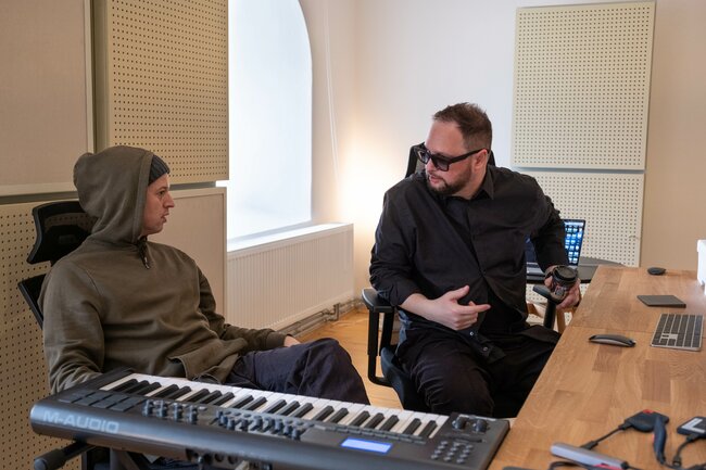 Duben: Jan P. Muchow, Pats Nichols